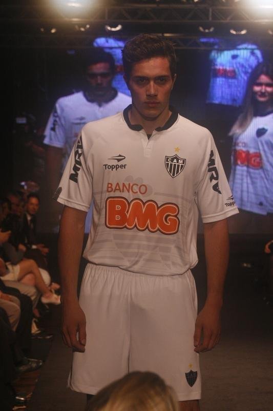 2012 - Uniforme produzido pela Topper