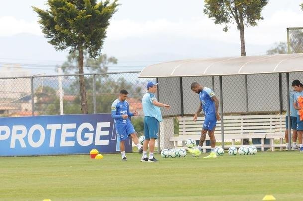 Adilson Batista em ao em seu primeiro treino  frente do Cruzeiro