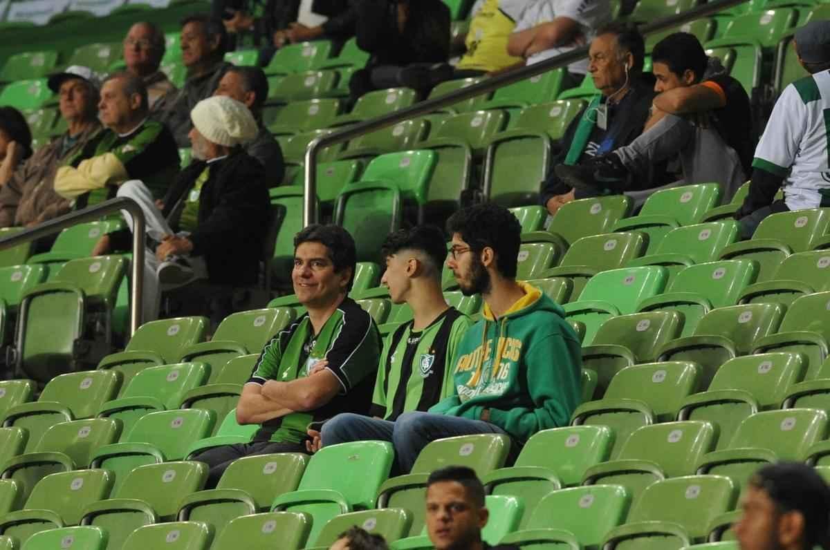 Imagens da torcida alviverde no duelo entre Amrica e Cricima, no Independncia, pela Srie B