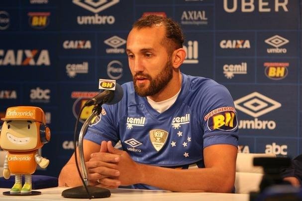 Atacante Barcos, o 'Pirata', vestiu a camisa 28 do Cruzeiro e falou sobre desejo de conquistar muitos ttulos