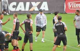 O elenco do Atltico treinou nesta quinta-feira de olho no jogo contra o Corinthians, neste domingo