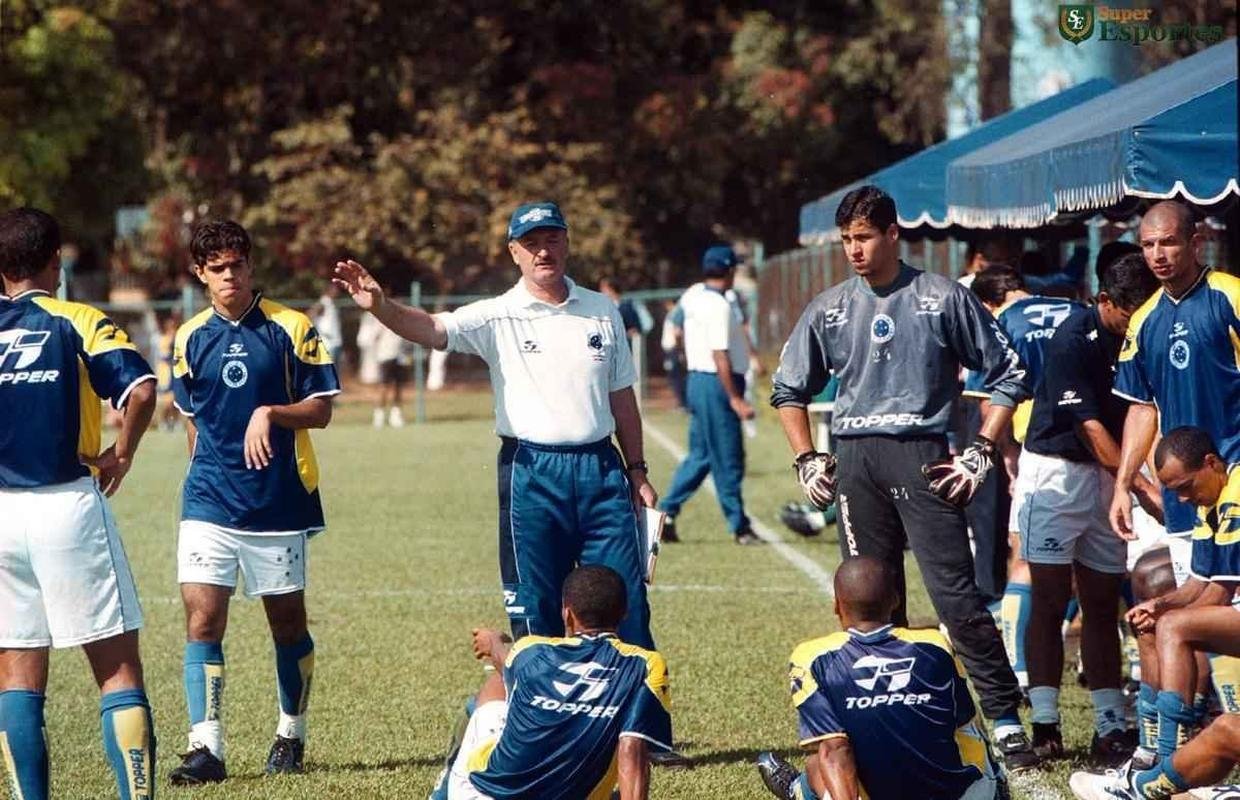 Imagens da Toca da Raposa I em 2000, ano da chegada do tcnico Luiz Felipe Scolari