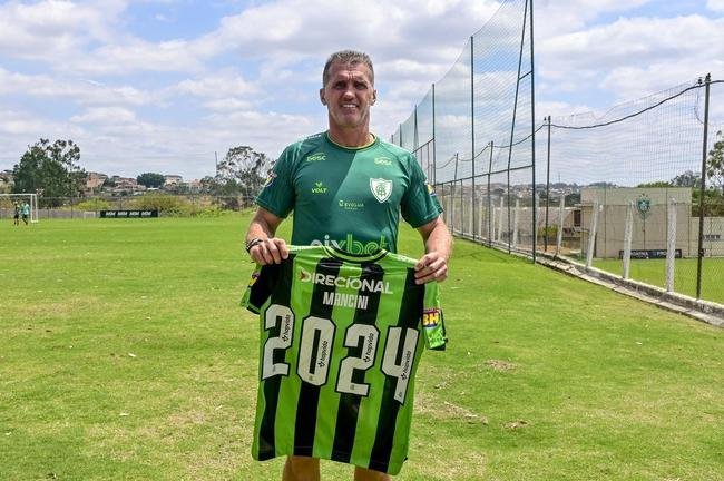 Fotos da renovao do Amrica com o tcnico Vagner Mancini nesta segunda-feira (26/9)