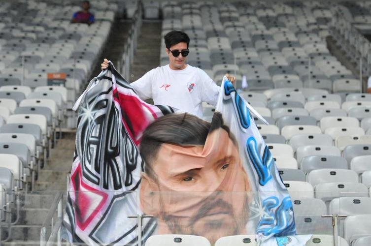 Torcedores na partida entre Argentina e Paraguai, no Mineiro, pela Copa Amrica