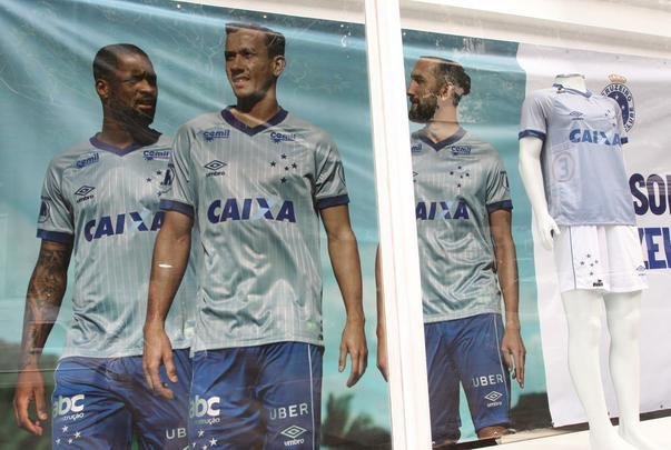 Imagens da nova camisa do Cruzeiro j  venda na loja oficial do clube