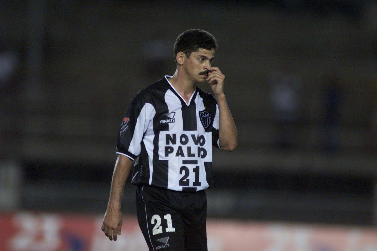 Na segunda passagem, entre 2000 e 2001, Valdir amargou o banco de reservas. Opo para o artilheiro Guilherme Alves, foram 31 partidas e sete gols.