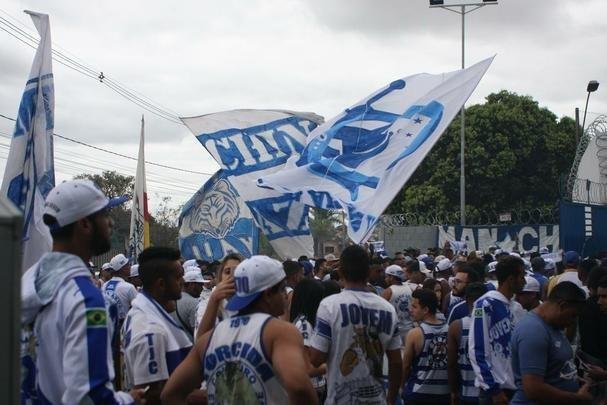 Torcedores do Cruzeiro foram  porta da Toca II apoiar os jogadores na vspera do jogo com o Flamengo