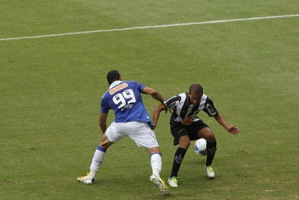03/02/2013 - No Campeonato Mineiro de 2013, a estreia foi logo o jogo da 3 rodada, que foi antecipado. O clssico de reinaugurao do Mineiro terminou com derrota do Galo por 2 a 1 para o Cruzeiro. O estreante Arajo marcou o gol da equipe comandada por Cuca. Marcos Rocha, contra, e Dagoberto marcaram pelo time celeste. O Atltico jogou com Victor, Marcos Rocha, Leonardo Silva, Rver e Jnior Csar; Pierre (Gilberto Silva), Leandro Donizete (Serginho) e Ronaldinho; Arajo (Alecsandro), Bernard e J.
