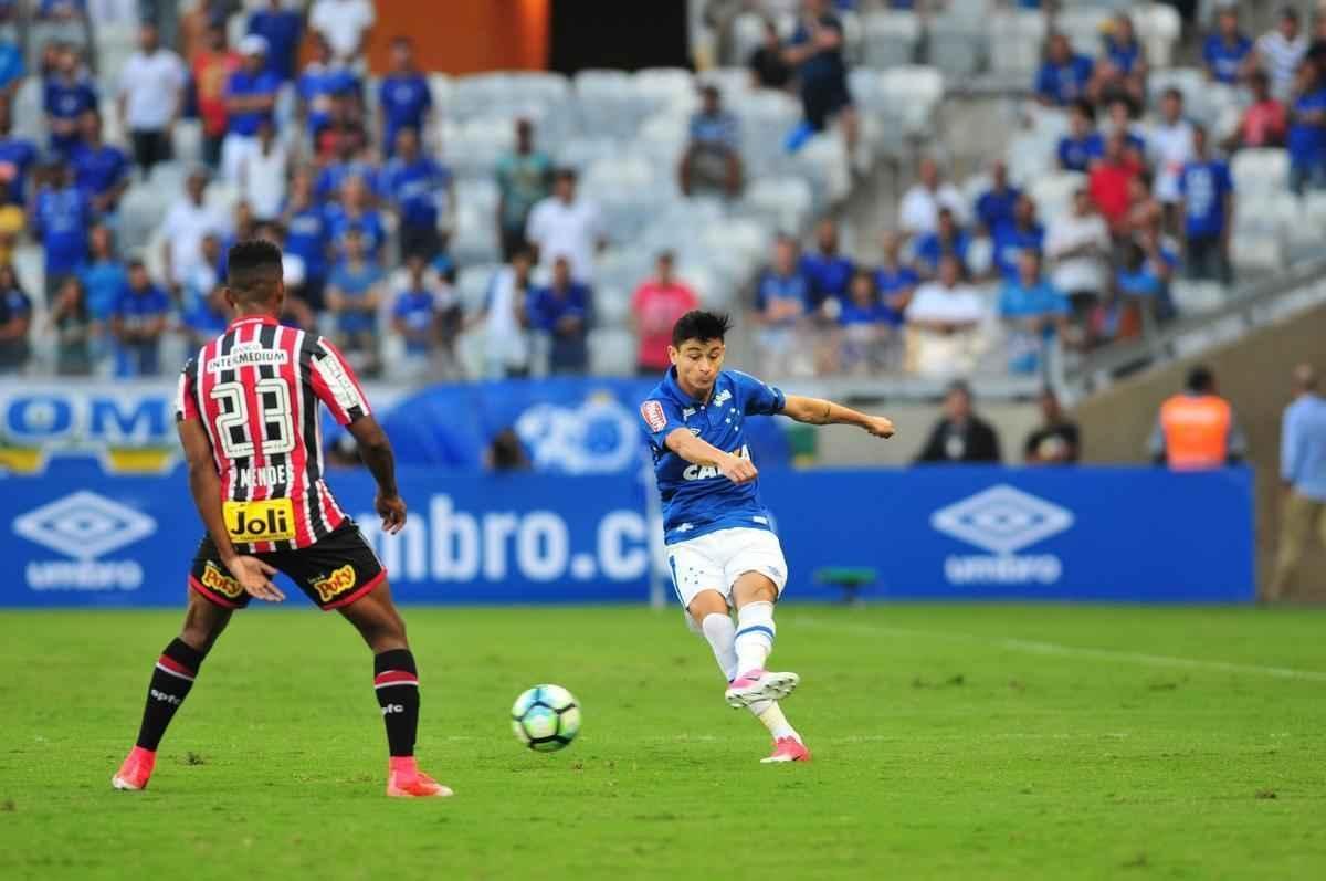 Partida no Mineiro marcou as estreias de Cruzeiro e So Paulo no Campeonato Brasileiro