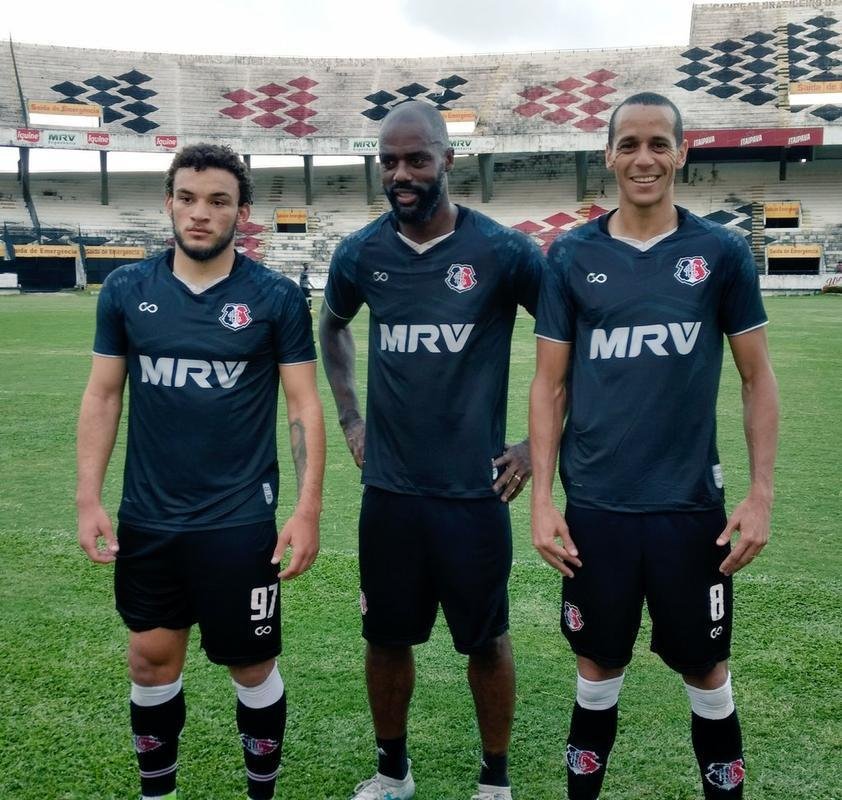 No início de 2017, o Santa Cruz encerrou o contrato com a Penalty e desenvolveu sua marca própria de material esportivo: a Cobra Coral. Com três padrões e fabricação a cargo da cearense Bomache