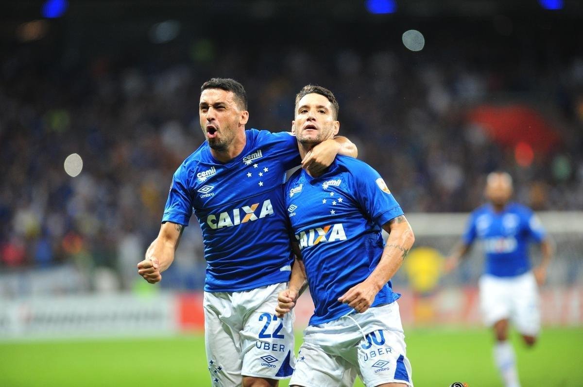 Thiago Neves marcou o primeiro gol do Cruzeiro em cobrana de falta: 1 a 0
