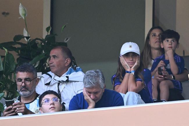 Famlia de Messi na final da Copa do Mundo, no Estdio Lusail: esposa Antonela Roccuzzo, filhos Thiago, Mateo e Ciro; me Celia Maria Cuccittini e pai, Jorge Messi