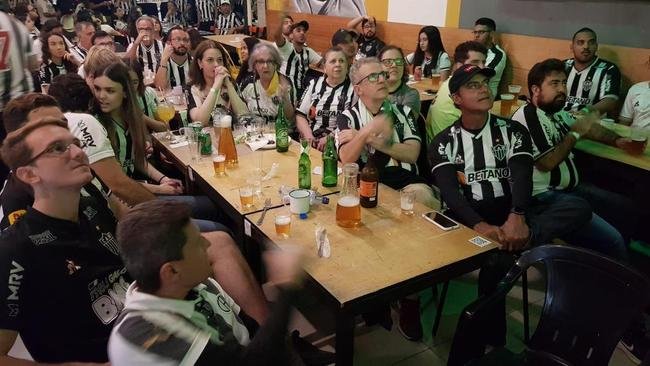 Atleticanos no Bar Devotos, em BH, durante a final da Copa do Brasil contra o Athletico-PR.