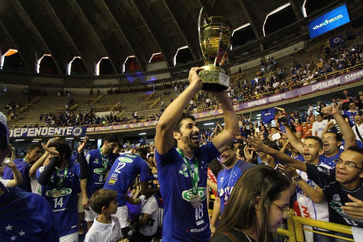 Depois da vitria sobre o Sesi, jogadores do Cruzeiro fizeram grande festa no Mineirinho, em BH