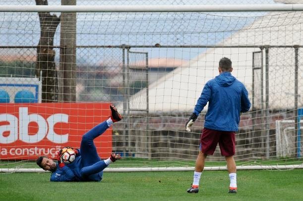 Cruzeiro treinou na tarde desta segunda-feira, na Toca da Raposa II, e embarcou para Buenos Aires horas depois. Na quarta, time enfrenta o Boca Juniors, na Bombonera, pela Copa Libertadores. O meia Arrascaeta, com dores na coxa esquerda, no viajou com a delegao. Tambm ficaram em Belo Horizonte o meia Mancuello e o atacante Sass.