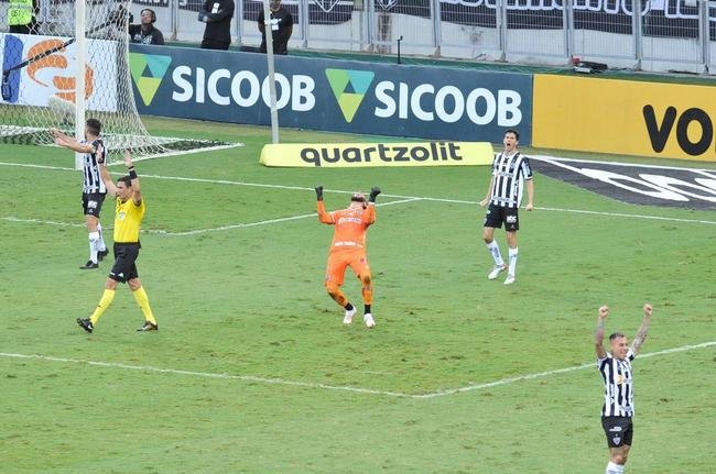 Aps a vitria do Atltico sobre o Fluminense, por 2 a 1, no Mineiro, os jogadores, o tcnico Cuca, a comisso tcnica, o gerente e ex-goleiro Victor e torcedores fizeram muita festa com a proximidade do ttulo brasileiro