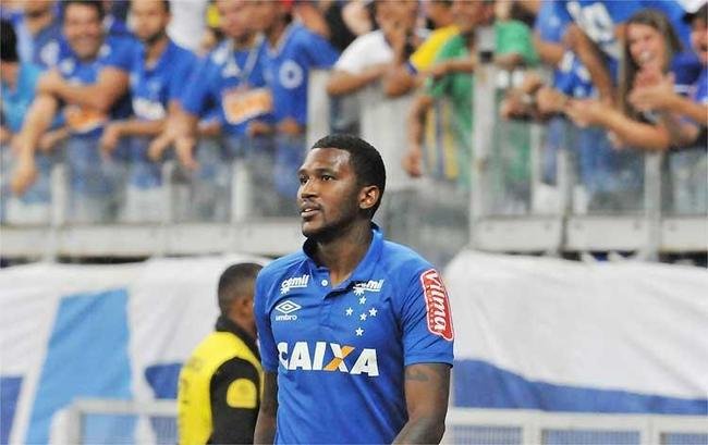 Douglas Coutinho (atacante) - emprestado pelo Atltico-PR, marcou quatro gols em 16 jogos pelo Cruzeiro.