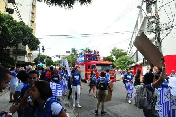 Jogadoras do Minas desfilam em carro aberto pelas ruas de Belo Horizonte após conquista do tri da Superliga Feminina de Vôlei