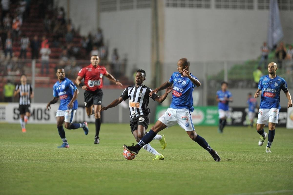 Veja fotos do jogo Atltico x URT