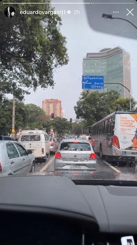 Vargas fez registro no trnsito de Belo Horizonte em dia chuvoso antes do fim das frias.