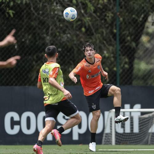 Após a vitória por 2 a 1 sobre o Cuiabá, neste domingo (24), pelo Campeonato Brasileiro, o elenco do Atlético se reapresentou e treinou na tarde desta segunda-feira (25), na Cidade do Galo, em Vespasiano. As atividades visaram o duelo de volta da semifinal da Copa do Brasil, contra o Fortaleza, que ocorrerá na quarta-feira (27). Por ter vencido o jogo de ida por 4 a 0, no Mineirão, o Galo tem vaga encaminhada na decisão do principal torneio mata-mata do país.