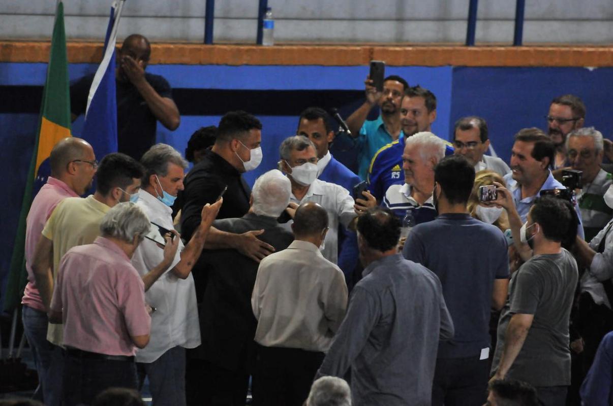 Fotos da Reunião Extraordinária para votação da venda da SAF a Ronaldo. Fenômeno compareceu ao Parque Esportivo do Barro Preto e foi muito assediado por conselheiros do clube