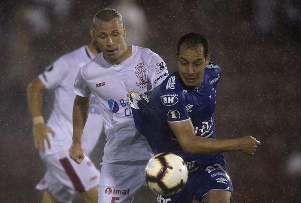 Lance do duelo entre Huracán e Cruzeiro, em Buenos Aires, pelo Grupo B da Copa Libertadores