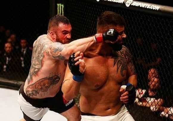 Daniel Omielanczuk (luva vermelha) venceu Jarjis Danho por decisão técnica majoritária