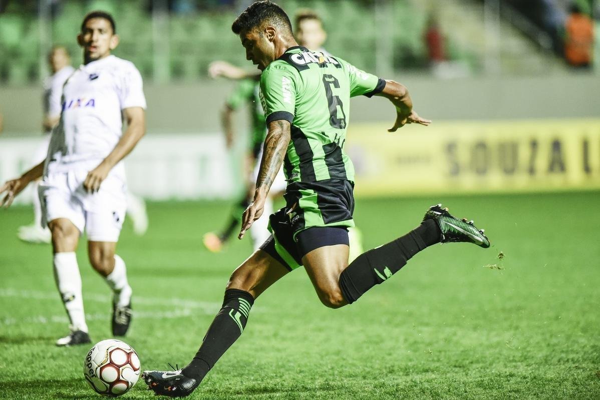 Giovanni (lateral-esquerdo) - contratado em maio de 2017, fez 17 partidas e marcou dois gols na Srie B. Ainda no tem a permanncia confirmada no clube em 2018, pois depender de acordo com o Fluminense, que detm seus direitos econmicos e federativos.
