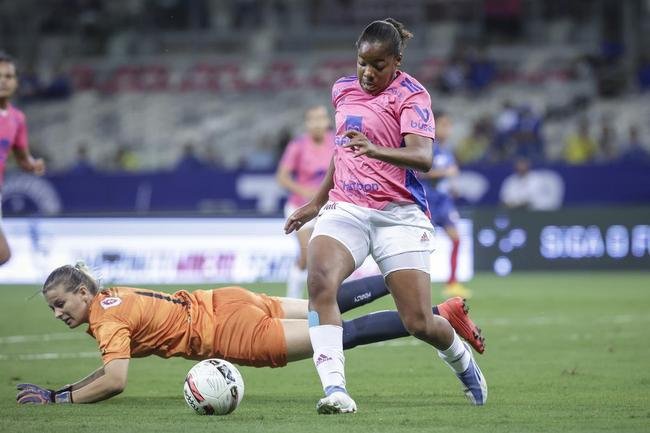 Em preliminar de Cruzeiro x Ituano pela Srie B, o time feminino da Raposa, conhecido como Cabulosas, goleou o Araguari por 8 a 0 pela terceira rodada do Campeonato Mineiro Feminino. Equipe cruzeirense estreou o uniforme rosa, confeccionado pela Adidas em homenagem  campanha Outubro Rosa, de conscientizao contra o cncer de mama