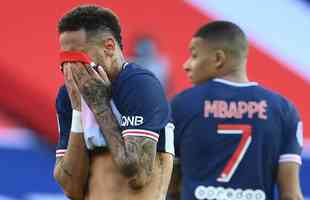 Neymar levou carto vermelho no final da derrota do PSG para o Lille, por 1 a 0, em Paris, ao dar um tranco no adversrio numa disputa de bola na lateral do campo. rbitro entendeu que ele usou fora desproporcional. O brasileiro j tinha carto amarelo e acabou sendo expulso.