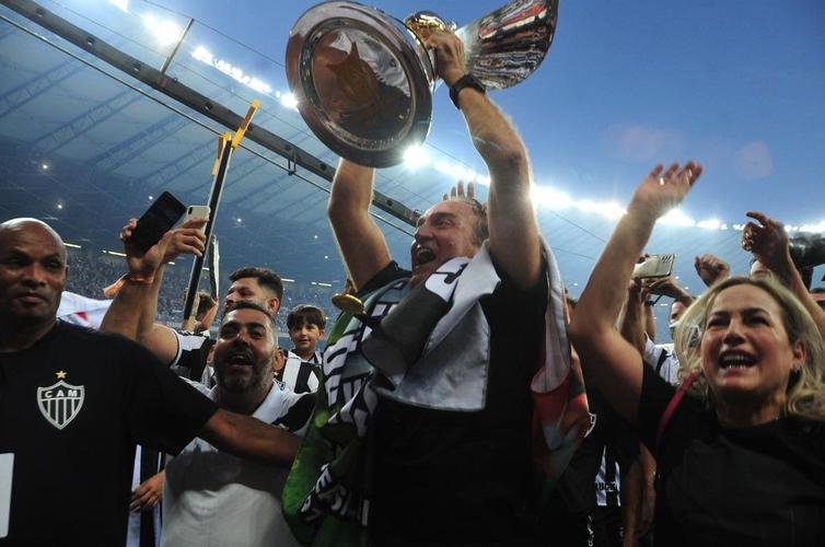 Atltico ergue a taa de campeo brasileiro e d a volta olmpica diante da torcida alvinegra, no Mineiro