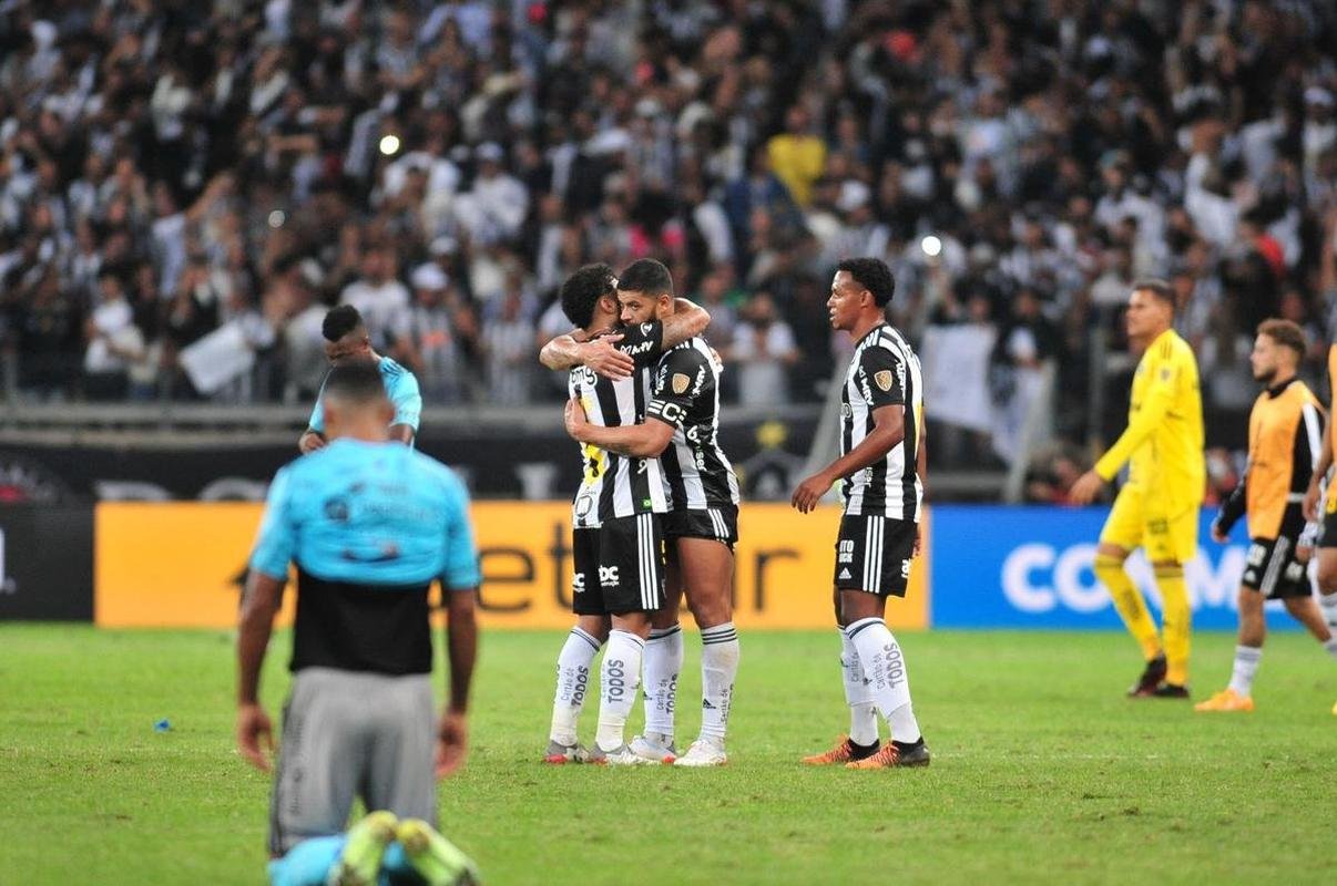 Fotos do gol de Hulk, que deu a vitria ao Galo sobre o Emelec e a classificao s quartas de final da Libertadores