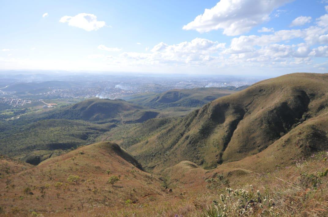 Foto do Mirante do Jatobá, em Brumadinho, local onde o volante Henrique, do Cruzeiro, sofreu acidente de carro na sexta-feira (26/6). Depois de deixar asfalto, passar sobre a vala e percorrer uma trilha, veículo do jogador, um Land Rover, caiu neste local. (Alexandre Guzanshe / EM DA PRESS)