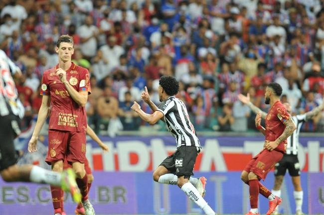 Galo venceu o Bahia de virada, por 3 a 2, com gols de Hulk, de p�nalti, e Keno, em duas finaliza��es perfeitas. Com resultado, clube se sagrou bicampe�o brasileiro ap�s 50 anos