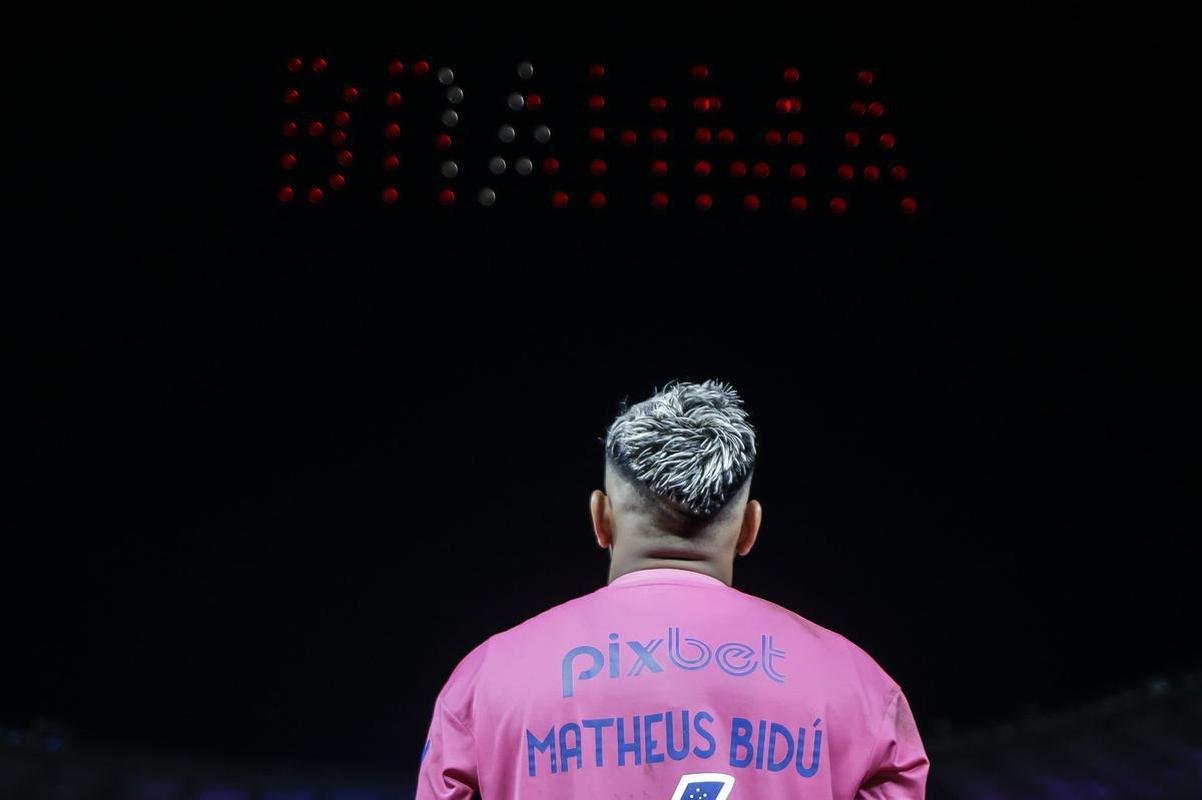Em baile no cu, drones levaram torcedores do Cruzeiro ao delrio no Mineiro depois do jogo com o Ituano. Em sobrevoo, foram formadas frases e palavras felicitando o clube pelo ttulo e pela volta  Srie A