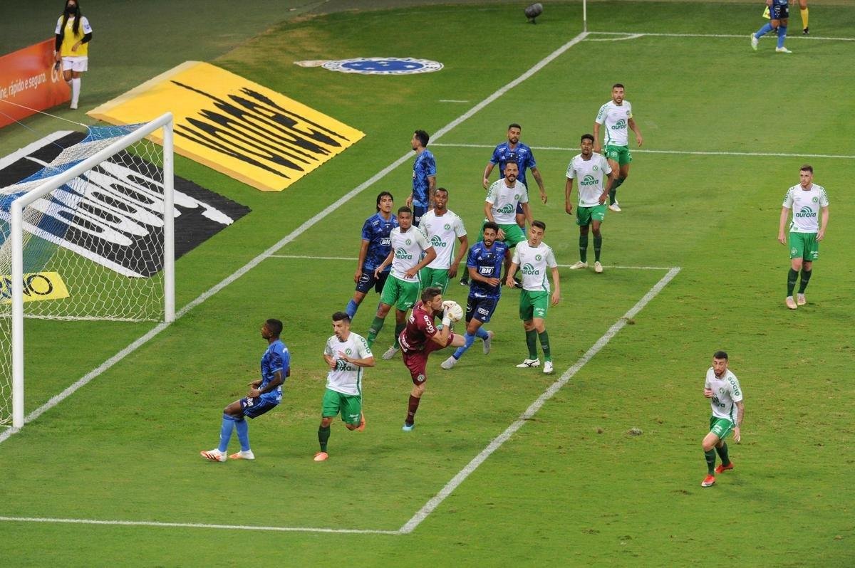 Fotos do duelo entre Cruzeiro e Chapecoense, no Mineiro, pela quarta rodada da Srie B