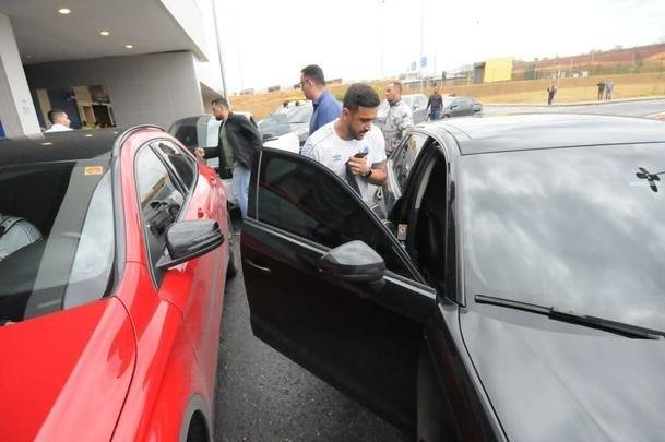No desembarque do Cruzeiro em Confins, após o jogo contra o Ceará, técnico Rogério Ceni foi ovacionado por torcedores presentes no aeroporto. Já o meia Thiago Neves, apontado como pivô do atrito com o técnico, foi criticado. Assim como treinador, goleiro Fábio foi ovacionado pelos cruzeirenses na chegada.