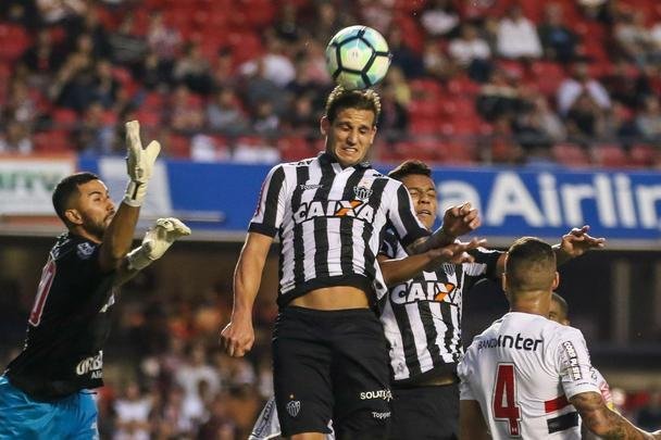 Lance de São Paulo x Atlético, jogo disputado no Morumbi pelo Campeonato Brasileiro