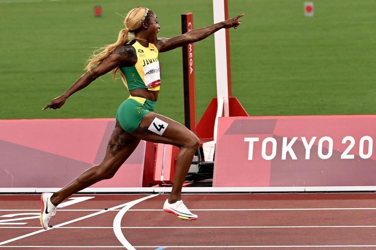 Fotos espetaculares da vitria da jamaicana Elaine Thompson-Herah nos 100m rasos dos Jogos Olmpicos de Tquio com o tempo de 10s61. A velocista quebrou o recorde olmpico e comandou o pdio jamaicano ao lado de Ann Fraser-Pryce, prata, e Shericka Jackson, bronze.