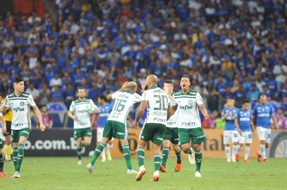 Palmeiras empatou o jogo logo aos 4 minutos do segundo tempo, com gol de cabea de Felipe Melo: 1 a 1