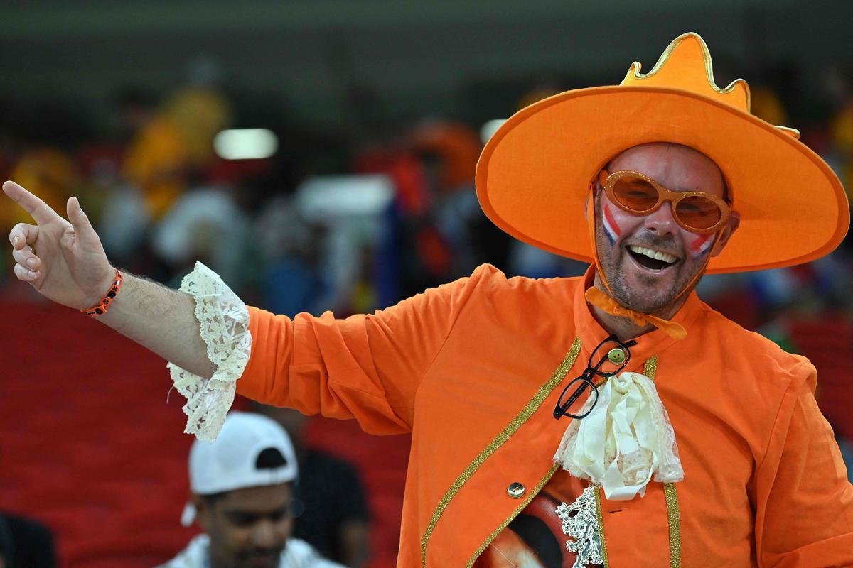 Fotos dos torcedores de Senegal e Holanda durante jogo pelo Grupo A da Copa do Mundo.
