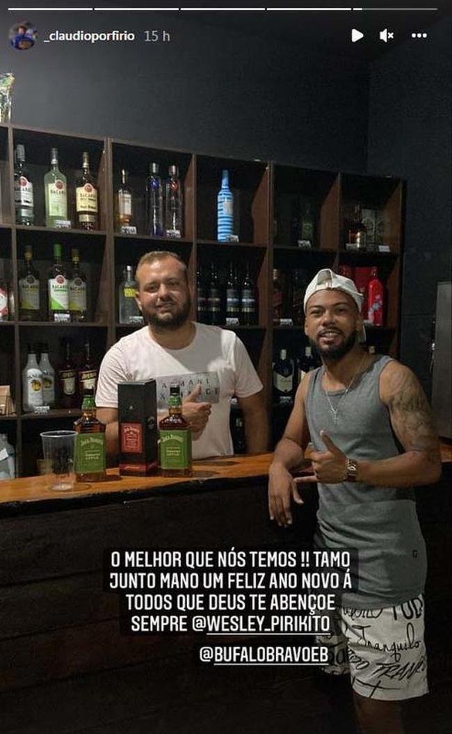 Claudinho ao lado do amigo Wesley