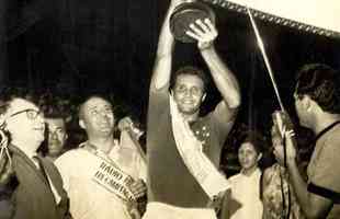 Revelado pelo Renascena, Procpio teve trs passagens pelo Cruzeiro: de 1959 a 1961, de 1966 a 1968 e de 1973 a 1974. Na foto, ele ergue a taa de tricampeo mineiro em 1965, 1966 e 1967