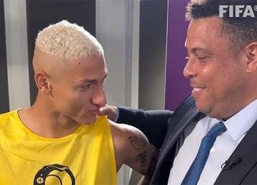 Camisa 9 da Seleção Brasileira e autor de gol da goleada por 4 a 1 sobre a Coreia do Sul, na Copa do Mundo, Pombo se emocionou ao receber os parabéns do ídolo