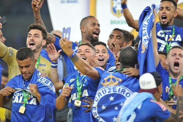 Depois da vitria por 5 a 3 nos pnaltis, que teve Fbio como heri, jogadores e comisso tcnica comemoraram muito no gramado do Mineiro. Capito Henrique ergueu a taa do penta no Gigante