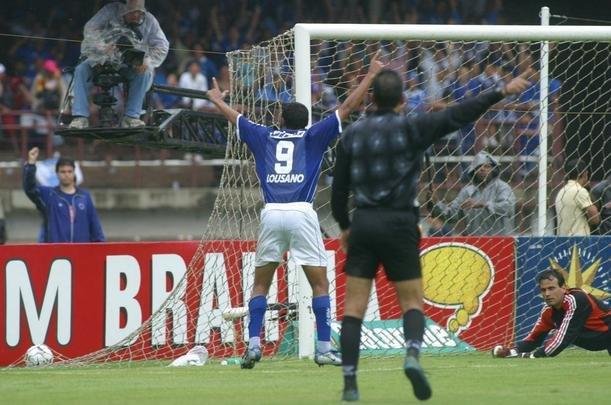 Com o ttulo brasileiro confirmado, o Cruzeiro fez no dia 7 de dezembro de 2003 o jogo da taa e das faixas contra o Fluminense, no Mineiro. Com show de Alex, autor de dois gols, o time celeste goleou os cariocas por 5 a 2 e promoveu nova festa da torcida azul em Belo Horizonte. Jogadores finalmente ergueram a taa oficial do Campeonato Brasileiro, cedida pela CBF, e deram a volta olmpica. Os campees brasileiros de 1966 tambm participaram das comemoraes no Gigante da Pampulha.