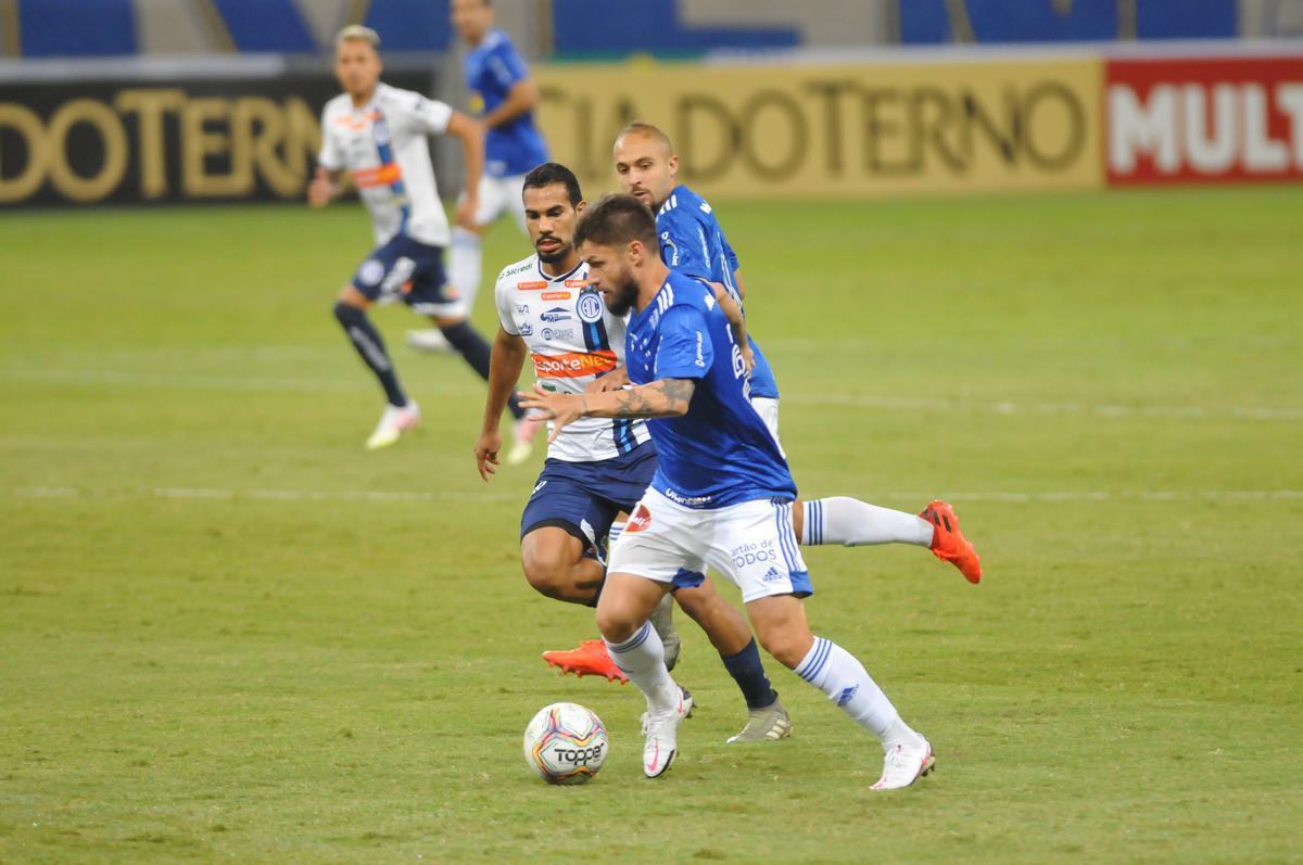 Fotos do jogo entre Cruzeiro e Confiana, no Mineiro, em Belo Horizonte, pela 24 rodada da Srie B do Campeonato Brasileiro