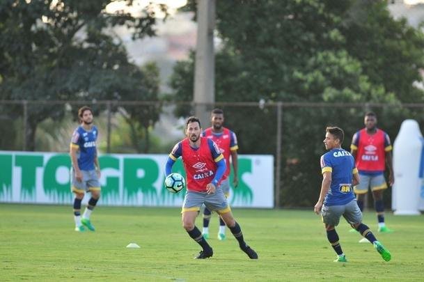 Cruzeiro teve volta de argentino, e Mano Menezes esboou equipe titular para pegar o Sport