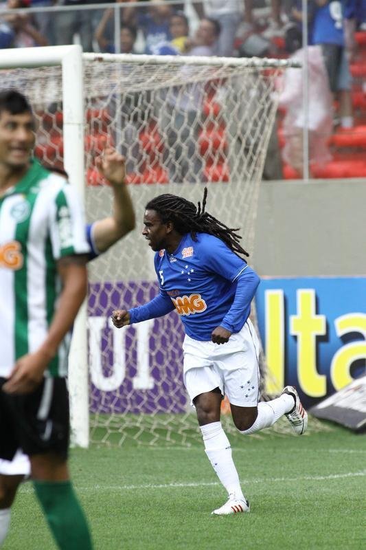 Tinga (volante) - assinou contrato de trs anos com o Cruzeiro em maio de 2012. Embora no tenha atuado tanto nesse perodo, foi importante por ser um jogador experiente e de bom relacionamento. Vestindo a camisa 7, ganhou duas edies do Brasileiro (2013 e 2014) e uma do Mineiro (2014). Encerrou a carreira em maio de 2015, aos 37 anos, depois de 65 partidas e dois gols marcados pelo clube. Em 2017, regressou  Toca para o cargo de gerente de futebol e ajudou a montar o grupo campeo da Copa do Brasil.